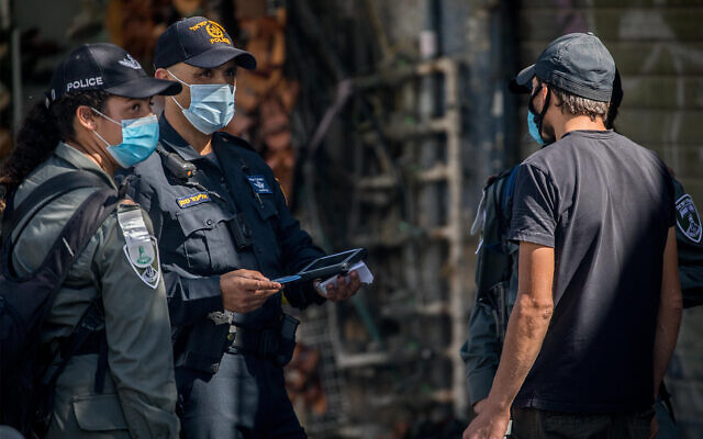 Police officers enforce emergency virus regulations Jerusalem, July 7, 2020. (Yonatan Sindel/Flash90)