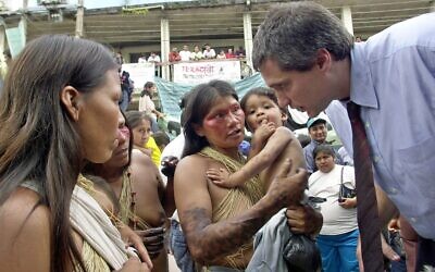 Lawyer Steven Donziger, right, speaks to  Huaorani women during the first day of the trial against Chevron-Texaco, in Lago Agrio, on October 21, 2003. A decade after Texaco pulled out of the Amazon jungle, the US petroleum giant went on trial in a lawsuit filed on behalf of 30,000 poor Ecuadoreans who say the company's 20 years of drilling poisoned their homeland.  (AP Photo/Dolores Ochoa)
