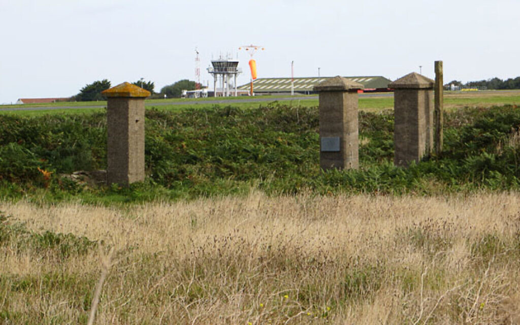 The old gateposts to the Sylt concentration camp on the island of Alderney, 2012. (CC BY-SA 2.0/ John Rostron)