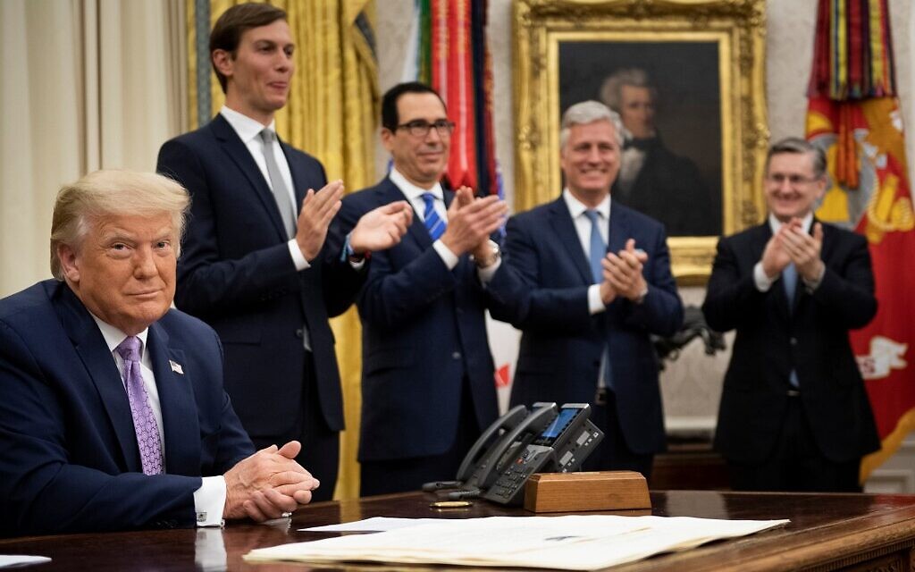(L-R, rear) US senior presidential advisor Jared Kushner, US Secretary of the Treasury Steven Mnuchin and US National Security Advisor Robert O'Brien clap for US President Donald Trump after he announced an agreement between the United Arab Emirates and Israel to normalize diplomatic ties, at the White House, August 13, 2020. (Brendan Smialowski / AFP)
