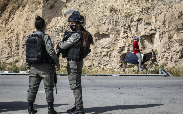 Illustrative: Border Police officers stand guard at a West Bank checkpoint on April 22, 2020. (Olivier Fitoussi/FLASH90)