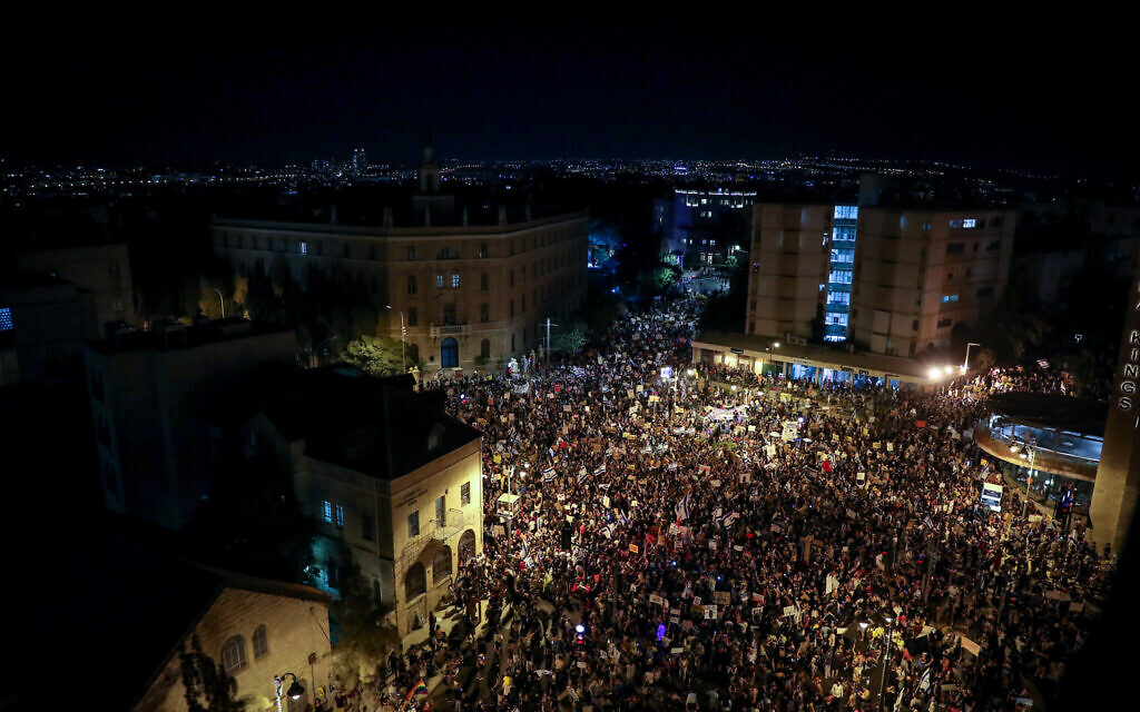 Ισραηλινοί διαμαρτύρονται εναντίον του πρωθυπουργού Μπέντζαμιν Νετανιάχου έξω από την κατοικία του πρωθυπουργού στην Ιερουσαλήμ την 1η Αυγούστου 2020. (Yonatan Sindel / Flash90)