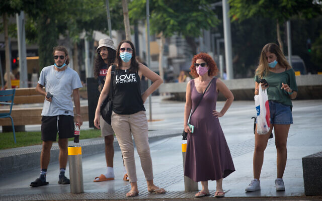 Israelis wear protective face masks in Tel Aviv on August 4, 2020. (Miriam Alster/Flash90)
