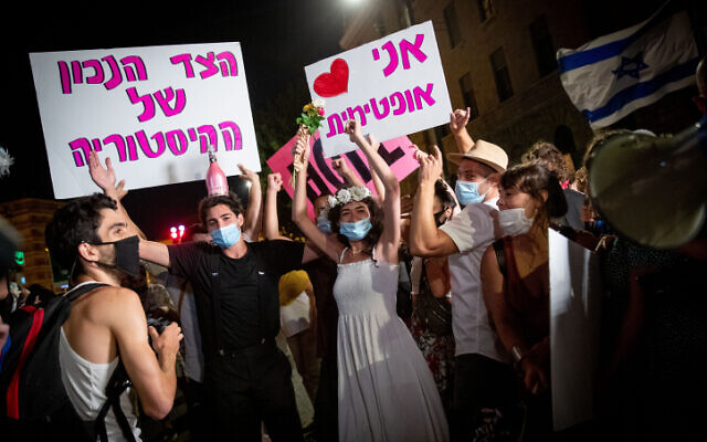 People protest against Prime Minister Benjamin Netanyahu outside his official residence in Jerusalem on August 6, 2020 (Yonatan Sindel/Flash90)