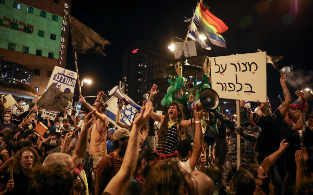 Israelis protest against Prime Minister Benjamin Netanyahu outside his official residence in Jerusalem on August 8, 2020. (Olivier Fitoussi/Flash90)