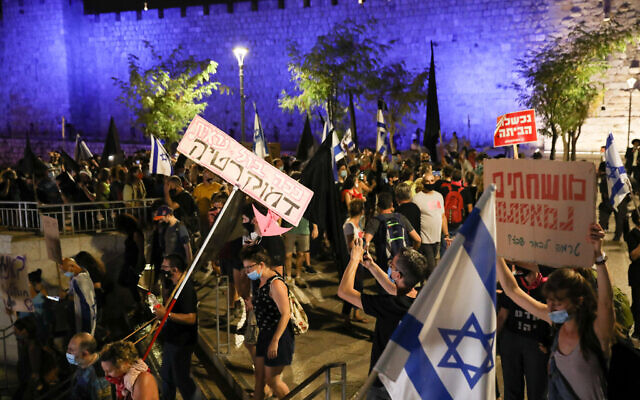 Israelis protest against Prime Minister Benjamin Netanyahu in Jerusalem on August 29, 2020. (Olivier Fitoussi/Flash90)