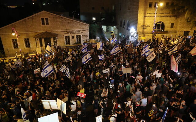 Israelis protest against Israeli prime minister Benjamin Netanyahu in Jerusalem on August 29, 2020. (Yonatan Sindel/Flash90)