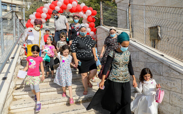First grade students and their parents ahead of the opening of the school year at a school in Efrat on August 30, 2020. (Gershon Elinson/Flash90)