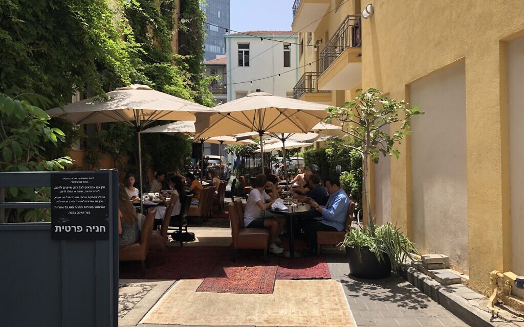 Το ξενοδοχείο Montefiore στο Τελ Αβίβ μετέτρεψε το χώρο στάθμευσης σε υπαίθριο χώρο φαγητού κατά τη θερινή περίοδο του coronavirus, Ιούλιος 2020 (Jessica Steinberg / Times of Israel)