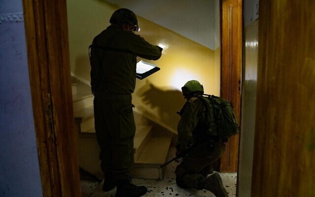 Las tropas israelíes en la aldea de Rujeeb, en el norte de Cisjordania, miden la casa de un presunto terrorista palestino que supuestamente mató a puñaladas a un hombre israelí el día anterior, el 27 de agosto de 2020 (Fuerzas de Defensa de Israel).