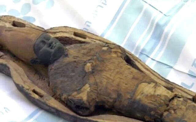 Baby-faced 'corn mummy' does not contain any human or animal remains, rather corn and mud. (Screenshot)