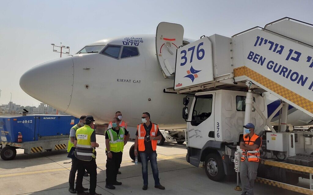 Ground crew at Ben Gurion Airport prepare for the first commercial flight between Israel and the UAE, August 31, 2020 (Raphael Ahren/Times of Israel)