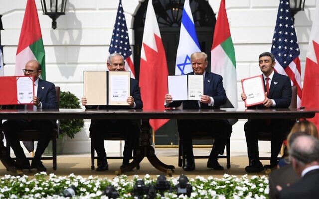 (L-R)Bahrain Foreign Minister Abdullatif al-Zayani, Israeli Prime Minister Benjamin Netanyahu, US President Donald Trump, and UAE Foreign Minister Abdullah bin Zayed Al-Nahyan hold up documents as they participated in the signing of the Abraham Accords where the countries of Bahrain and the United Arab Emirates recognize Israel, at the White House in Washington, DC, September 15, 2020. (SAUL LOEB / AFP)