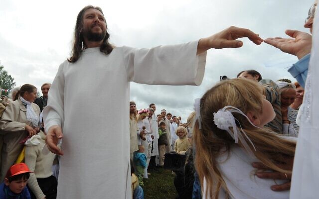 This photo taken on August 28, 2009,  shows "Vissarion the Teacher," or "Jesus of Siberia," Russian ex-traffic cop Sergei Torop, with his followers in the remote village of Petropavlovka. (Alexander NEMENOV / AFP)