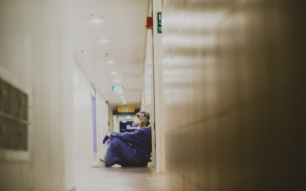 A staff member at Haifa's Bnai Zion Medical Center during the 2020 coronavirus (Courtesy Micha Brikman)