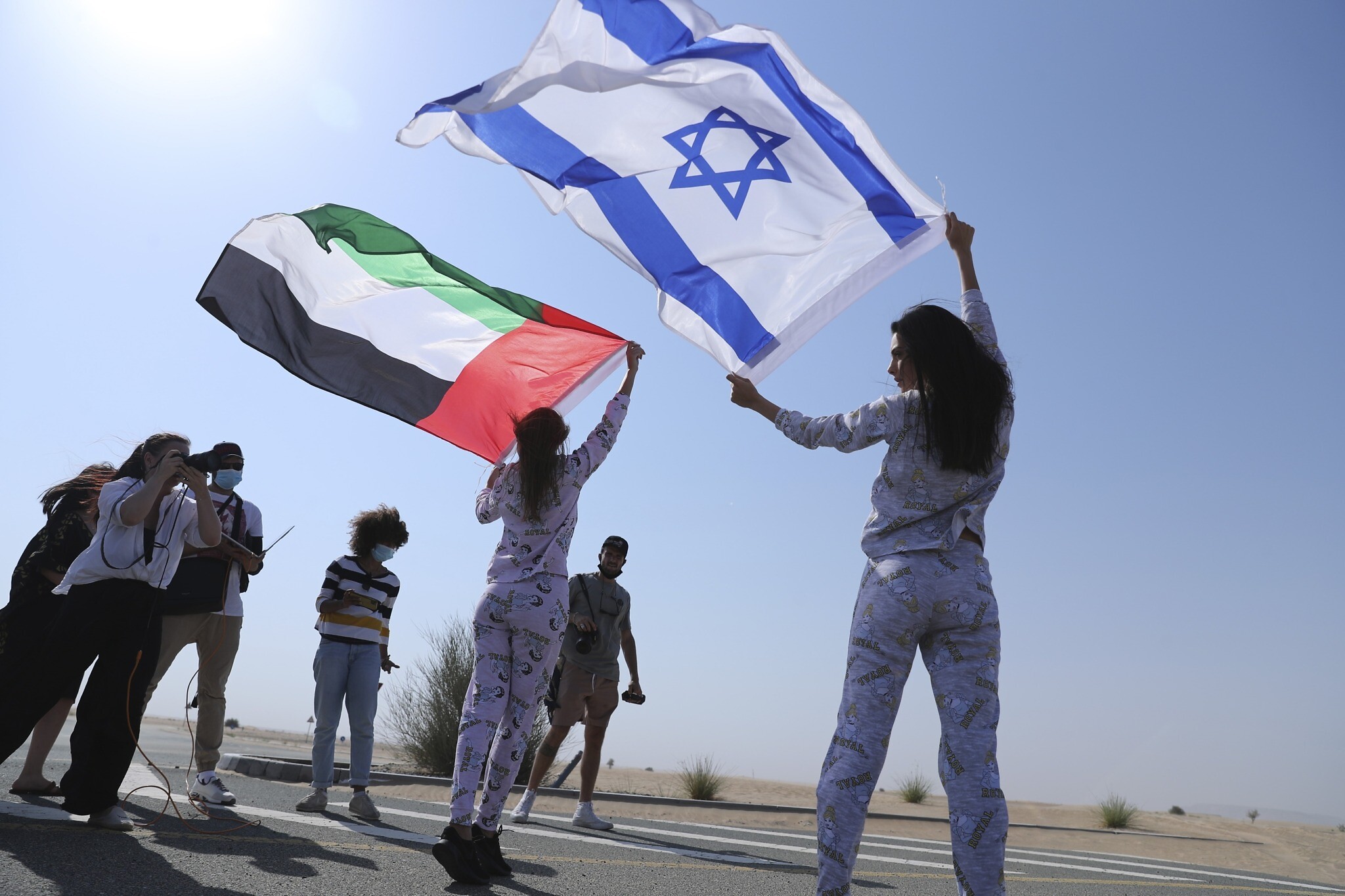 Israel's. Израильтяне с флагами. Человек с флагом Израиля. Израиль и ОАЭ. Израиль Бахрейн.