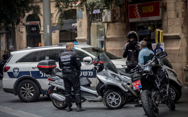 Police officers on Jaffa Street in Jerusalem on August 10, 2020. (Yonatan Sindel/Flash90)