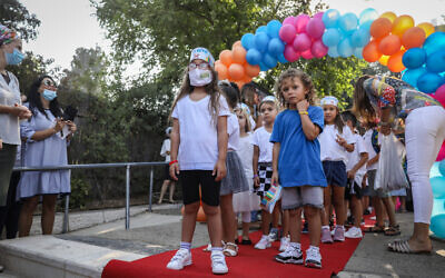 Jerusalem's mayor meets with young Israeli twins going into first grade at a school in Jerusalem on September 1, 2020 (Noam Revkin Fenton/Flash90)