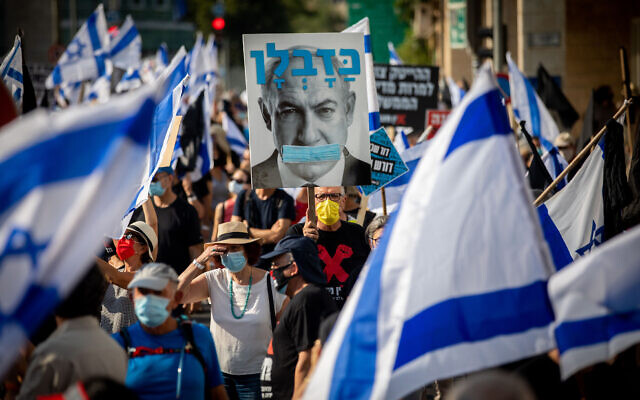 Israelis protest against Prime Minister Benjamin Netanyahu as they march in Jerusalem to his official residence, September 11, 2020. (Yonatan Sindel/Flash90)