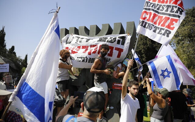 Israelis protest against Prime Minister Benjamin Netanyahu outside the Knesset in Jerusalem, September 29, 2020. (Olivier Fitoussi/Flash90)
