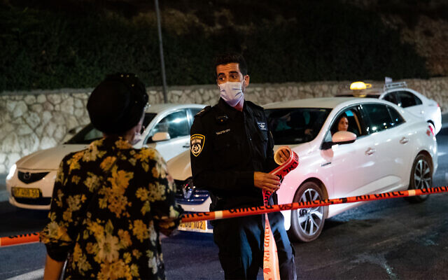 Police at the entrance to the neighborhood of Ramot in Jerusalem as a coronavirus curfew goes into effect, September 8, 2020. (Yonatan Sindel/Flash90)