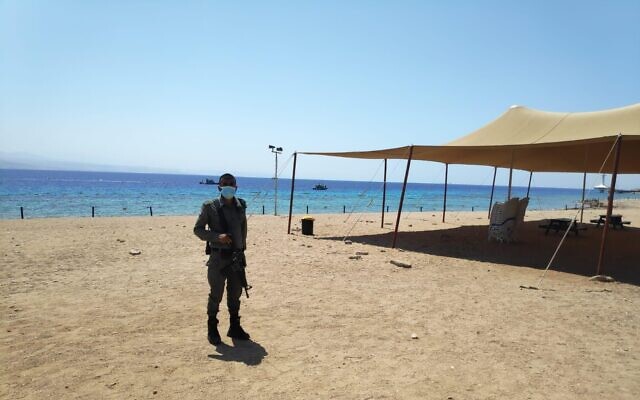 Un oficial de policía patrulla una playa en Eilat cuando se sospecha que un ciudadano jordano cruzó a Israel desde Jordania el 2 de septiembre de 2020 (Policía de Israel).