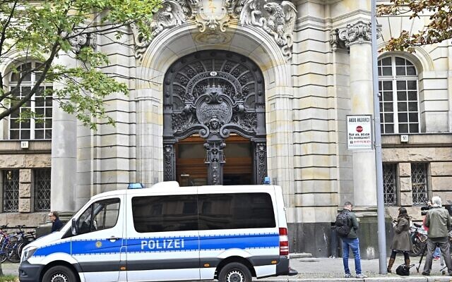 Illustrative: A police car stands outside a court in Berlin on October 7, 2020 (Tobias Schwarz / AFP) Illustrative: A police car stands outside a court in Berlin on October 7, 2020 (Tobias Schwarz / AFP)