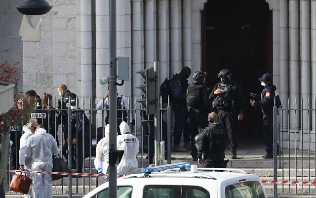 French members of the elite tactical police unit RAID enter the Basilica of Notre-Dame de Nice as forensics officers wait outside after a knife attack in Nice on October 29, 2020. (Valery HACHE / AFP)