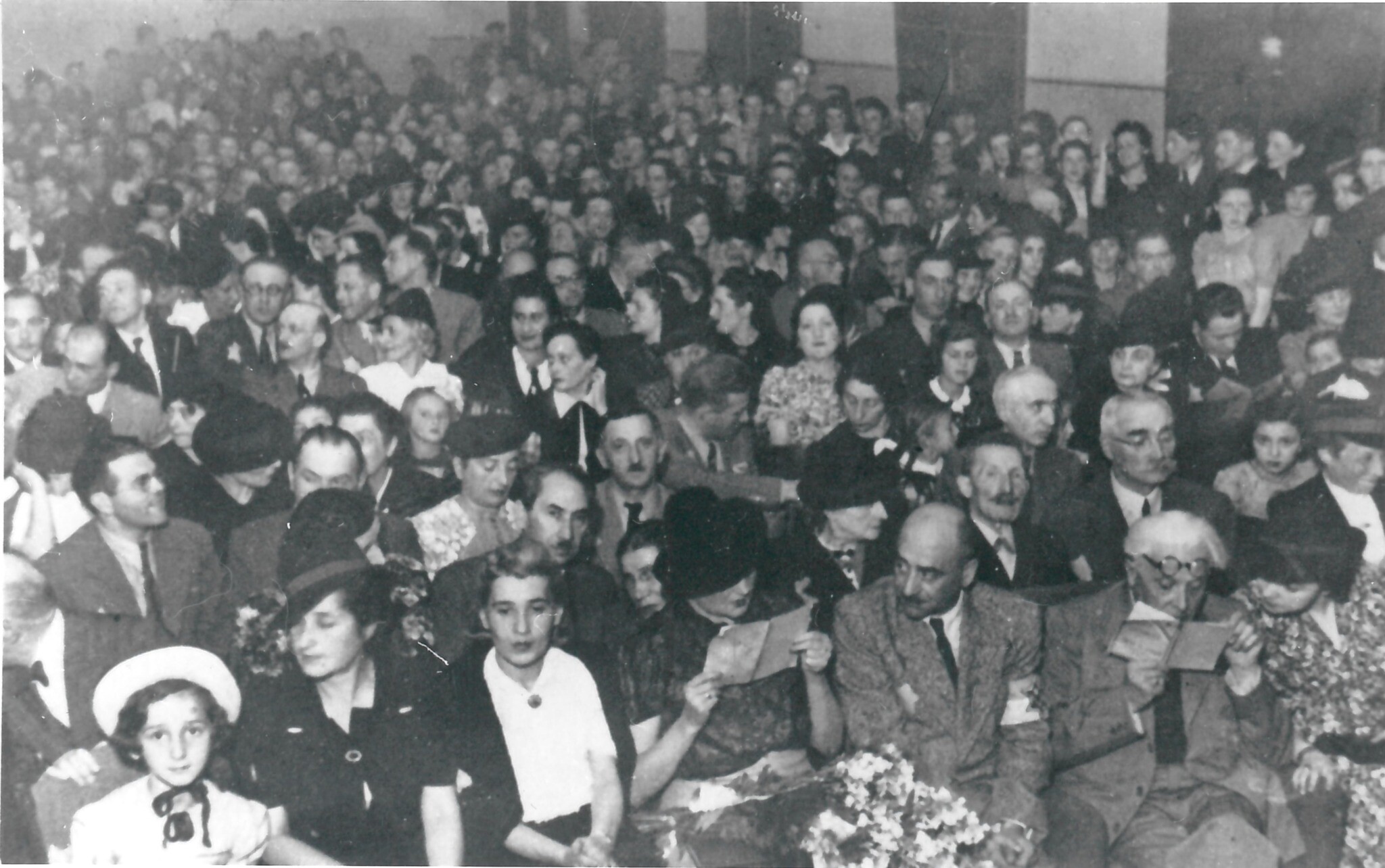 A musical evening in the Łódź Ghetto, circa 1940-1943. (Wiener Holocaust Library Collections)