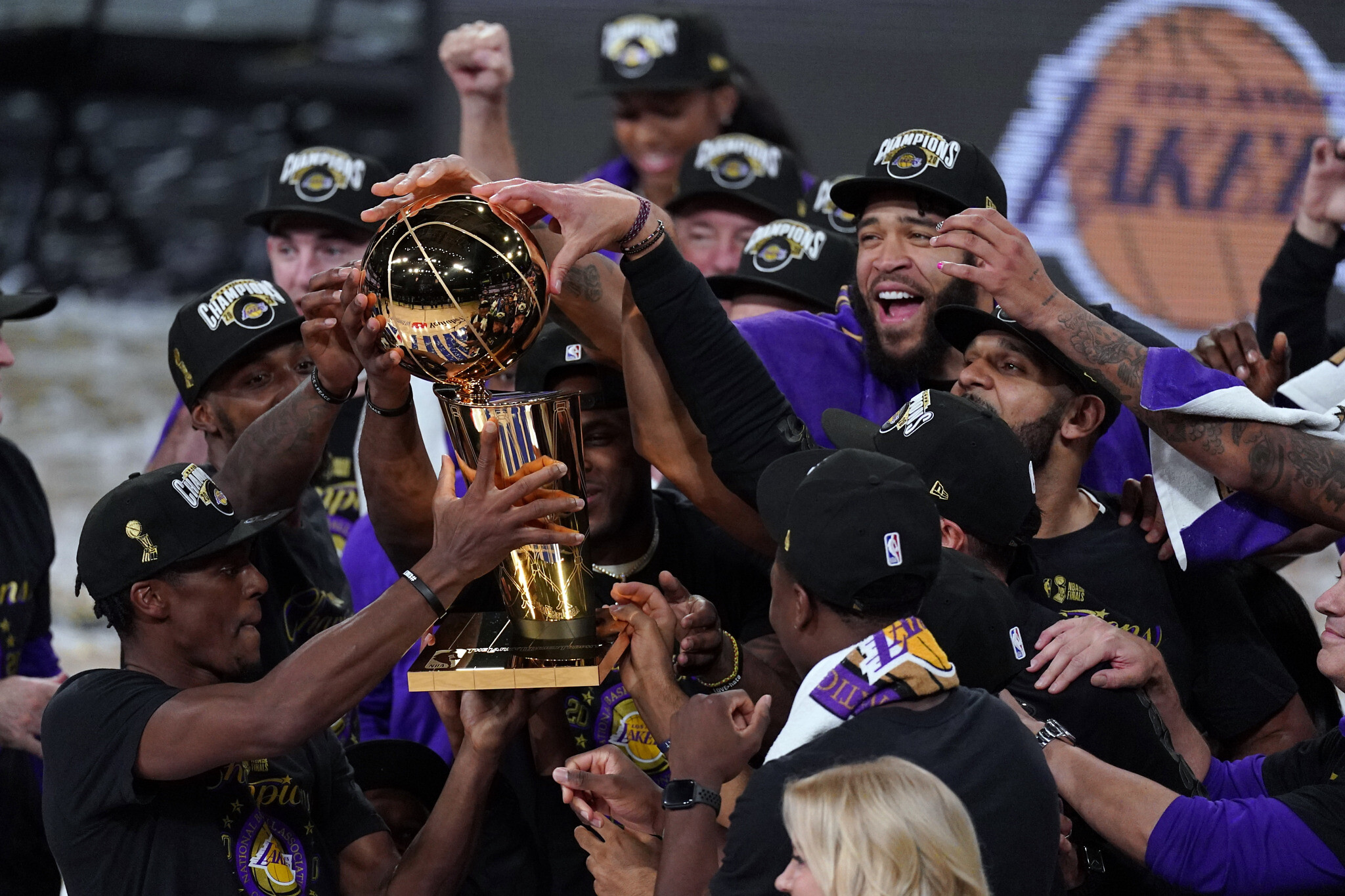 Lakers top Heat to cap memorial season with 17th NBA championship