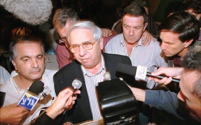Eitan Haber, standing outside Tel Aviv's Ichilov Hospital, announces the death of prime minister Yitzhak Rabin, Saturday, Nov 4, 1995. Rabin was gunned down by a Jewish extremist following a peace rally in central Tel Aviv earlier that evening. (AP PHOTo/Eyal Warshavsky)
