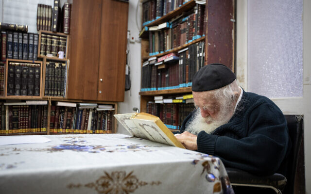 Rabbi Chaim Kanievsky at his home in the central city of Bnei Brak on September 22, 2020. (Aharon Krohn/Flash90)