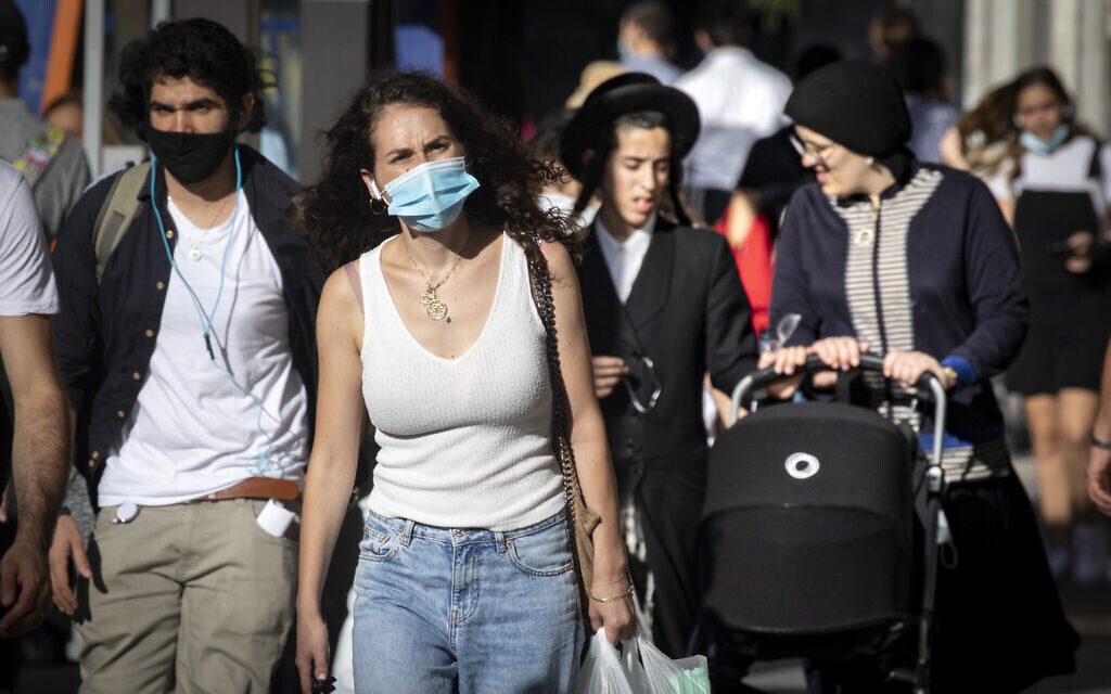 People wearing face masks walk in downtown Jerusalem on October 15, 2020, during a nationwide lockdown. (Olivier Fitoussi/Flash90)