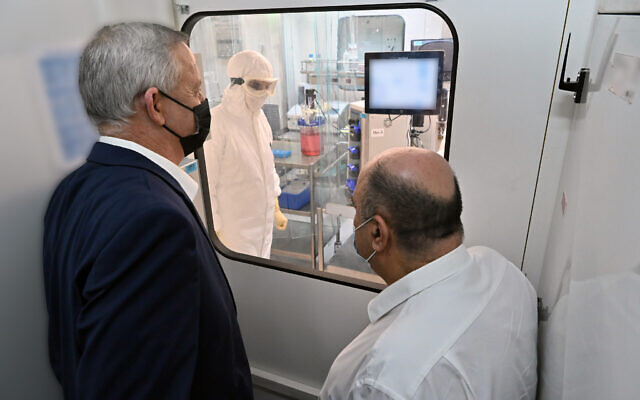 Defense Minister Benny Gantz visits a laboratory in the Israel Institute for Biological Research on October 25, 2020. (Defense Ministry)
