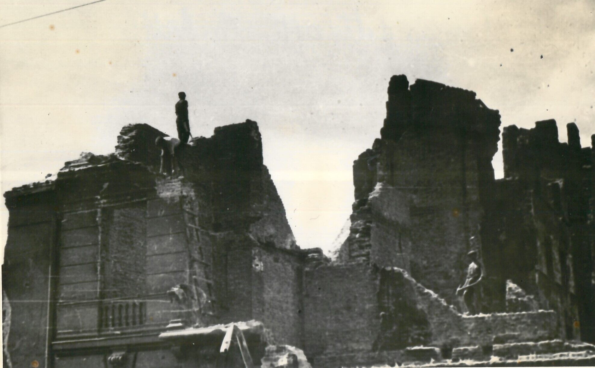 The ruins of the Warsaw Ghetto at Lezsno 42 Street, photographed by Stefan Bałuk. (Wiener Holocaust Library Collections)