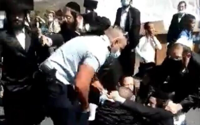 Police in Beit Shemesh in conflict with ultra-Orthodox men on October 6, 2020. (video screenshot)