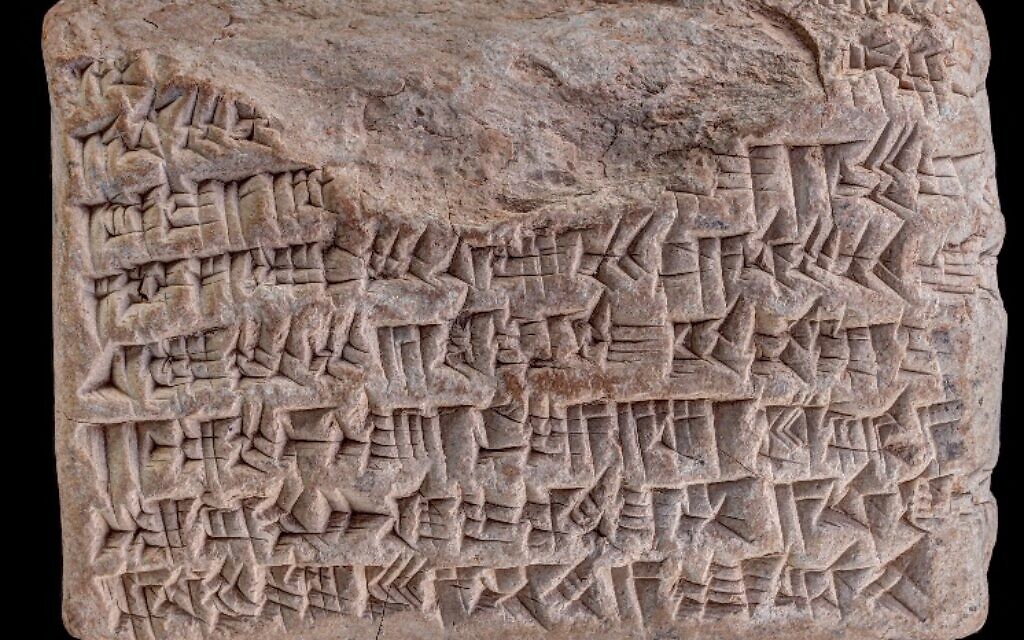 Reverse side of Neo-Babylonian cuneiform tablet YBC 3831 with upper broken section. (Courtesy of the Yale Peabody Museum of Natural History, the Yale Babylonian Collection/Photography: Klaus Wagensonner)