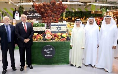DP World and Israeli Agrexco officials at the Fresh Market in Dubai, Nov. 2020 (DP World)