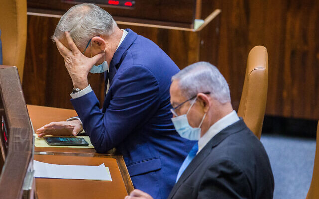 Defense Minister Benny Gantz, left, and Prime Minister Benjamin Netanyahu seen during a vote at the Knesset, in Jerusalem on August 24, 2020. (Oren Ben Hakoon/Flash90)