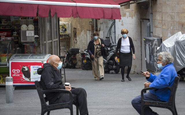 People wearing face masks in downtown Jerusalem due to the coronavirus outbreak on November 4, (Olivier Fitoussi/Flash90)