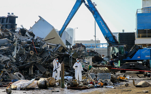 Firefighters and police at the scene of a suspected gas explosion at a factory in Ashdod, November 17, 2020 (Flash90)