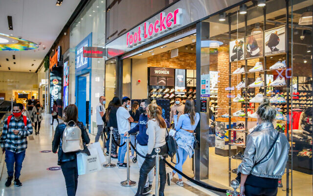 People shop at the Ayalon Mall in Ramat Gan on November 29, 2020.  (Flash90)
