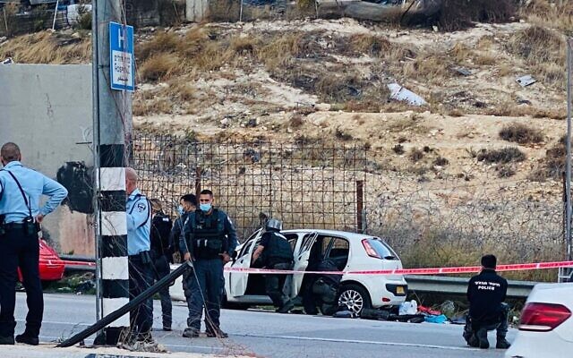 Police inspect a car used in a suspected attempted car-ramming at the a-Zaim crossing outside Jerusalem on November 25, 2020. (Shlomo Mor)