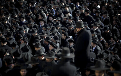 Haredi men attend the funeral of Rabbi Moshe Shapira in Jerusalem on January 8, 2017. (Yonatan Sindel/Flash90)