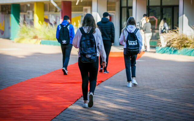 Israeli students arrive at school in the southern city of Ashdod, November 29, 2020 (Flash90)