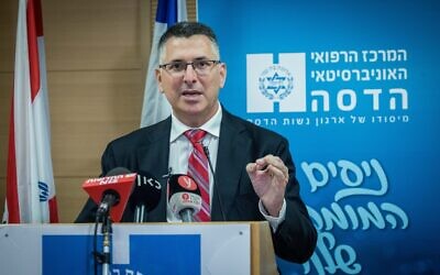 Gideon Sa’ar visits Hadassah Hospital Ein Kerem in Jerusalem on December 16, 2020. (Yonatan Sindel/Flash90)