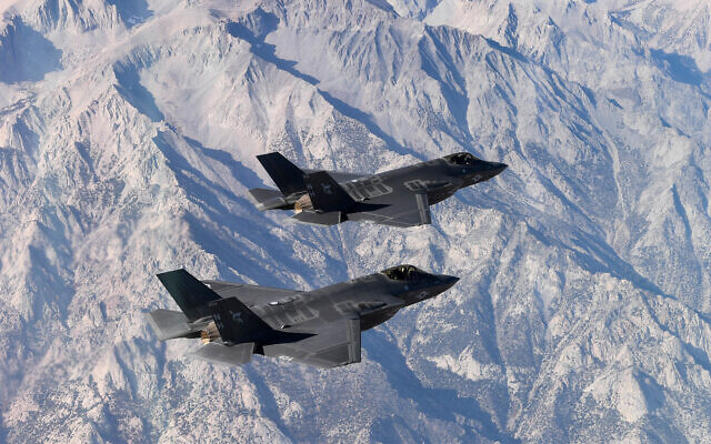 Two US Navy F-35C Lightning II jets fly in formation during an exercise out of Naval Air Station Lemoore, California, November 16, 2018. (US Navy/Chief Mass Communication Specialist Shannon E. Renfroe)