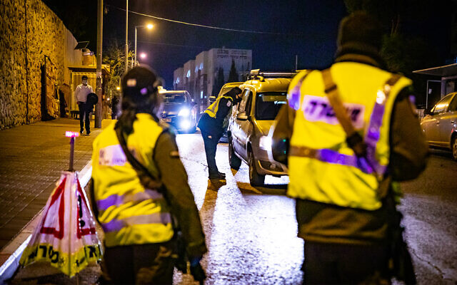 Police at a temporary checkpoint during Israel's third coronavirus lockdown, Jerusalem, December 29, 2020. (Olivier Fitoussi/Flash90)