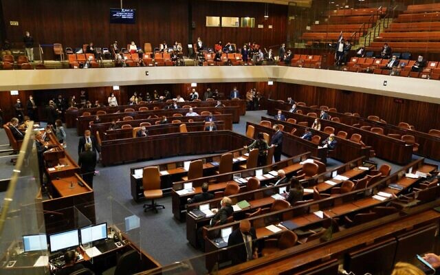 The Knesset votes on an initial reading of a bill to dissolve the government on December 2, 2020 (Credit: Knesset spokesperson)