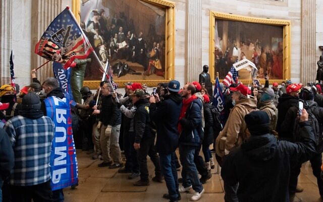 Supporters of US President Donald Trump protest in the US Capitol Rotunda on January 6, 2021, in Washington, DC (SAUL LOEB / AFP)